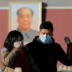Dos chinos con mascarilla para evitar el contagio del coronavirus originado en Wuhan