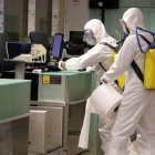Imagen de efectivos de la UME limpiando los mostradores de facturación a la T-1 del Prat el 19 de marzo de 2020.
