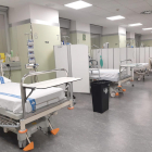 Imatge d'arxiu d'una sala d'un centre hospitalari amb llits buits.