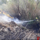Bombers treballant en l'extinció de l'incendi de Tortosa