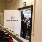 El director del centro de Tarragona de El Corte Inglés, Valentí Muñoz, muestra una sala destinada a la higienización de prendas de ropa.