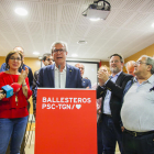 Josep Fèlix Ballesteros i membres de la seva llista, la nit electoral del 26 de maig de l'any passat.