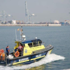 La policia inspecciona la zona per mar