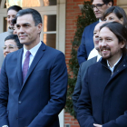 Pedro Sánchez i Pablo Iglesias a la foto de família abans del primer consell de ministres d'aquest 20 de gener del 2020.