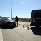 Pla general on es pot veure un control dels mossos pel confinament del Segrià a l'accés a l'A-2 a Soses.