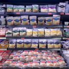 La variedad de quesos rayados en la nevera del Mercadona.