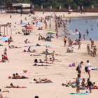 La playa de la Arrabassada de Tarragona, con bañistas y gente tomando el sol.
