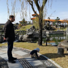Tomàs Forteza, en Tottori (Japón) con su hijo en un parque de la localidad.