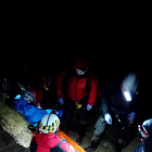 Els equips d'emergències amb l'escalador ferit al congost de Collegats
