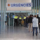 Diversos usuaris fent cua a les portes d'Urgències a l'Hospital del Mar de Barcelona.