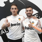 Pol Valentín ja vesteix la samarreta del Valencia Mestalla juntament amb Sebas Moyano, un altre fitxatge.