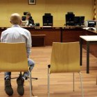 De espaldas, el vendedor de golosinas de Hostalric acusado de abusar sexualmente de ocho niñas. Foto del primer día de juicio, el 26 de mayo del 2020.