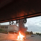 Imagen de las llamas consumiendo el vehículo.