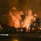 Imagen de la planta de IQOXE horas después de la explosión el pasado día 14 del mes de enero.