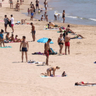Personas tomando el sol en la playa de la Arrabassada de Tarragona.