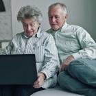 Imatge d'una parella de la tercera edat connectats a través de l'ordinador.