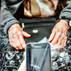 Primer plano de un teléfono móvil protegido con un plástico a punto para que una abuela de la residencia Nazaret de Móra d'Ebre recibido una videollamada de sus familiares.