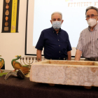 El escultor Bruno Gallart y de Josep Maria Brull, encargados de elaborar a mano la reproducción de la pileta trilingüe hebrea.