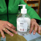 Pla detall d'un dels gels desinfectants a una farmàcia.