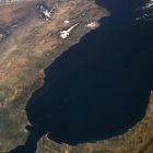 Imatge de l'Estret de Gibraltar on s'uneixen el Mediterrani i l'Atlàntic