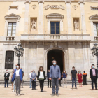 Los consejeros y trabajadores del Ayuntamiento de Tarragona durante el minuto de silencio en recuerdo por las víctimas de la covid-19.