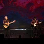 Joan Manuel Serrat y Joaquín Sabina, los dos cantando y tocando la guitarra durante su concierto en el Palau Sant Jordi de la gira 'No hay dos sin tres'.
