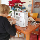 Imagen de una de las costureras de los Pallaresos trabajando.
