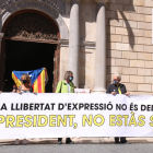 Pancarta desplegada davant el Palau de la Generalitat.