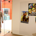Pla general del coordinador tècnic del Comebe, David Tormo, entrant a l'exposició sobre les Brigades Internacionals al Museu de les Terres de l'Ebre.