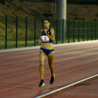 La atleta vallense corriente en la pista de atletismo del Fornàs.