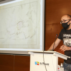 El regidor Hermán Pinedo durant la presentació del plànol, visible a l'esquerra de la imatge.