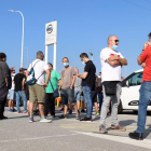 Els treballadors de Nissan esperant conèixer oficialment la decisió del tancament de les instal·lacions a Catalunya.