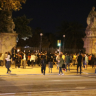 Decenas de personas delante de la puerta del Parc de la Ciutadella.