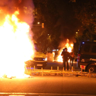 Mossos d'Esquadra entre contenidors cremats el 28 de setembre del 2020 a Barcelona.