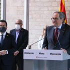 El presidente de la Generalitat inhabilitado, Quim Torra, con el vicepresidente Pere Aragonès en su declaración en la Galería Gótica del Palau.