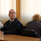 La acusada de intentar matar la expareja, de espaldas, en la Audiencia de Tarragona al lado de su abogado, Ramon Martínez.
