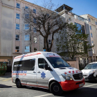 Una ambulància sortint d'una residència a París.