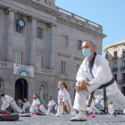 Usuarios de gimnasios de artes marciales protestando en la Plaza Sant Jaume por|para el cierre de los centros.