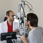 L'oftalmòleg del Joan XXIII, Dr. Alejandro Filloy, amb un pacient.