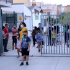 Alumnes d'una escola de Tortosa entrant al centre amb mascareta el primer dia d'escola.