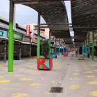 Una de las calles más comerciales de Salou, sin turistas ni peatones.