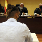 El acusado de abusar sexualmente de una menor en una cala de Calonge, de espaldas, durante el juicio.