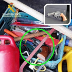 Imatge del revòlver localitzat al maleter del vehicle dels dos detinguts.