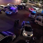 En la imatge captada després de les 10 de la nit del dimecres es veuen diverses patrulles policials.
