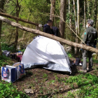 Agentes Rurales denunciando a un individuo que ha plantado una tienda en un paraje natural durante el estado de alarma.