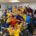 Los jugadores y cuerpo técnico del Vila-seca celebrante la victoria contra el Barça B por dos goles a cero.