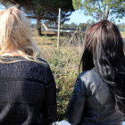 Dos chicas en la carretera en la Jonquera donde ejercen la prostitución