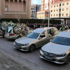 Imagen de archivo de dos coches funebres