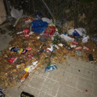 Les restes de la botellada que va provocar les queixes dels veïns