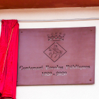 Imagen de la placa conmemorativa de este centenario de las Escoles Públiques (1920-2020).